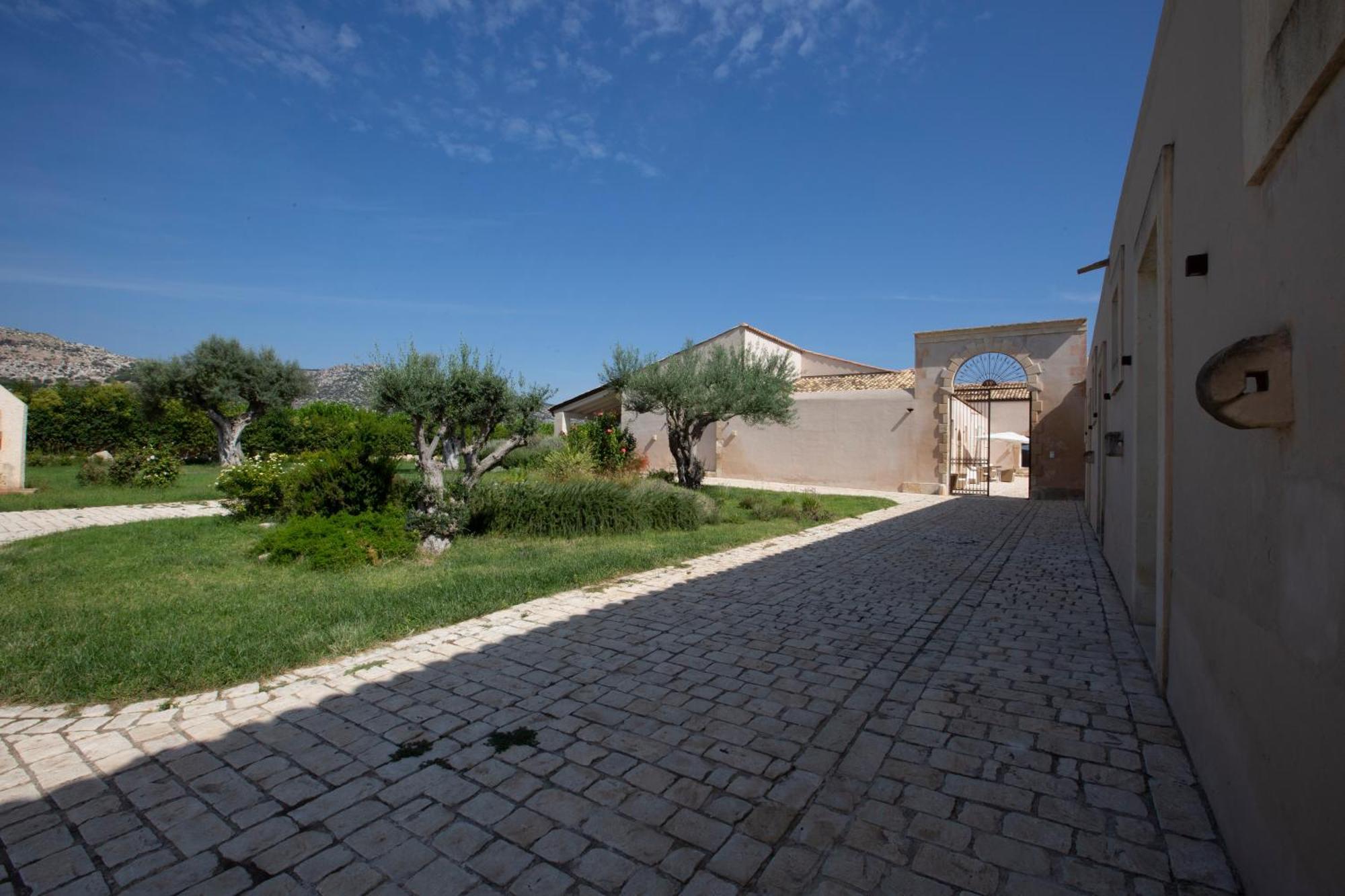 Ballium Luxury Relais Avola Luaran gambar