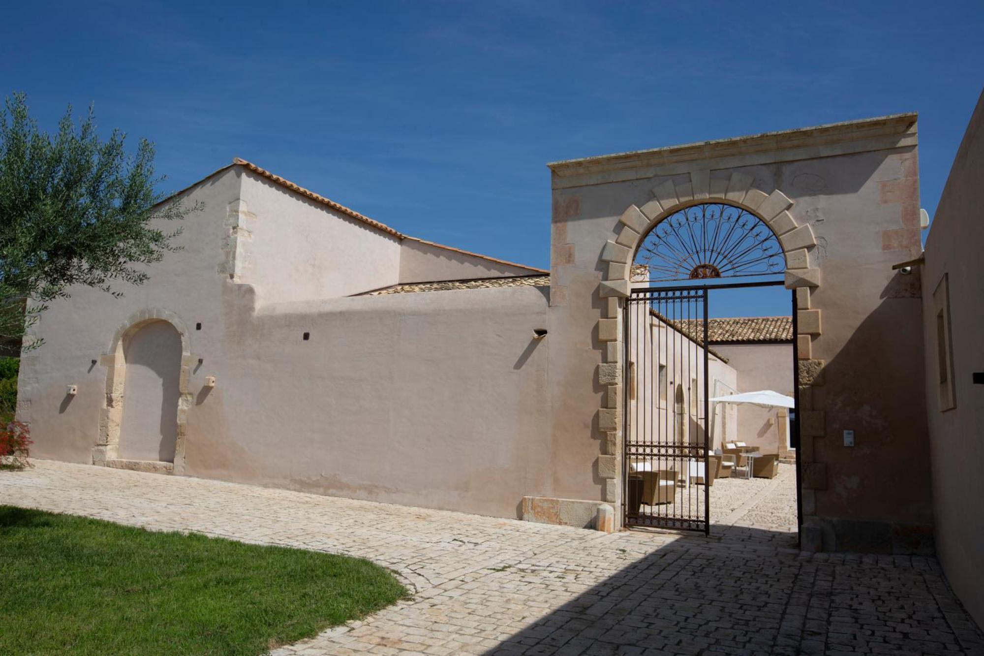 Ballium Luxury Relais Avola Luaran gambar