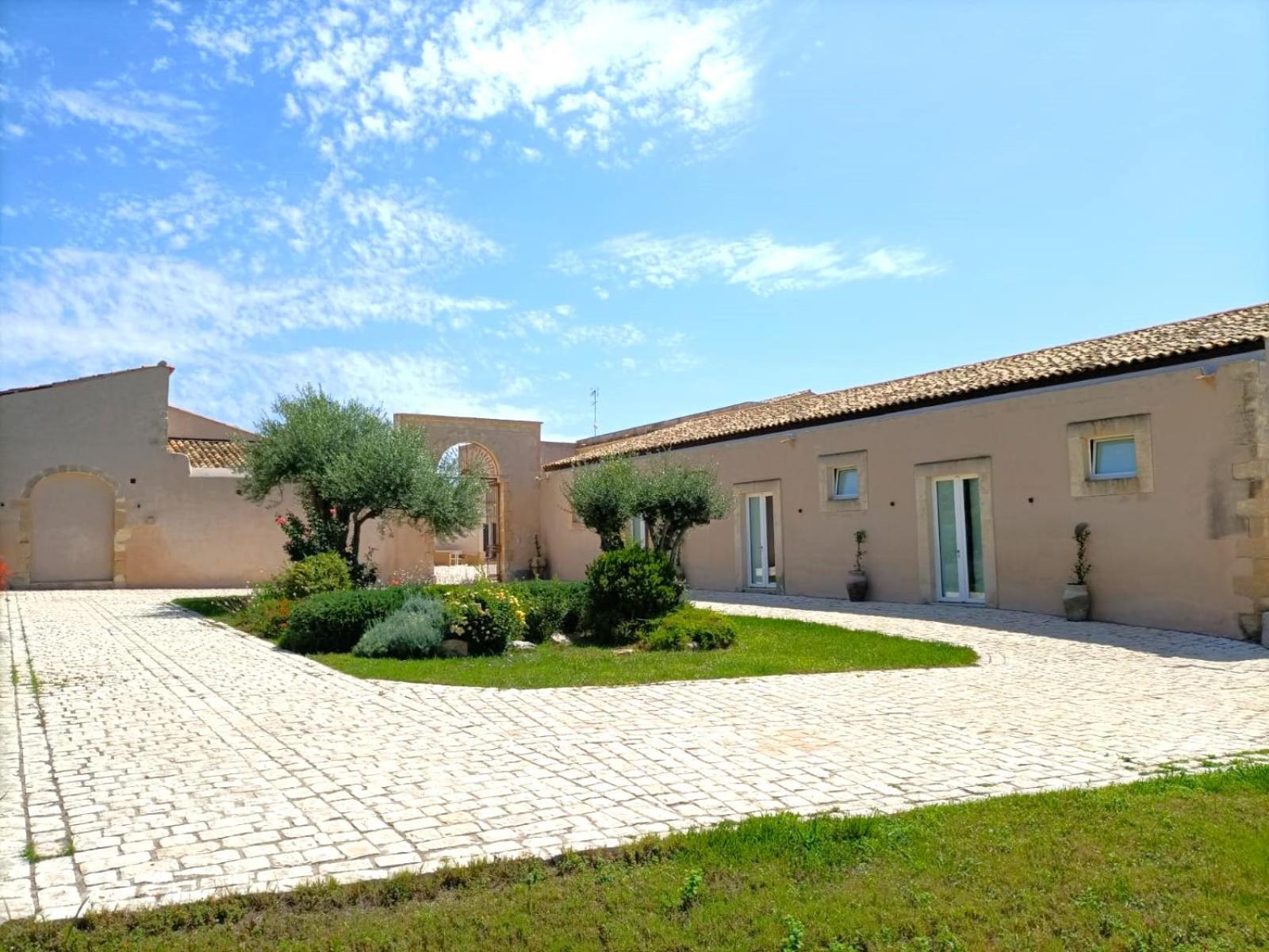Ballium Luxury Relais Avola Luaran gambar