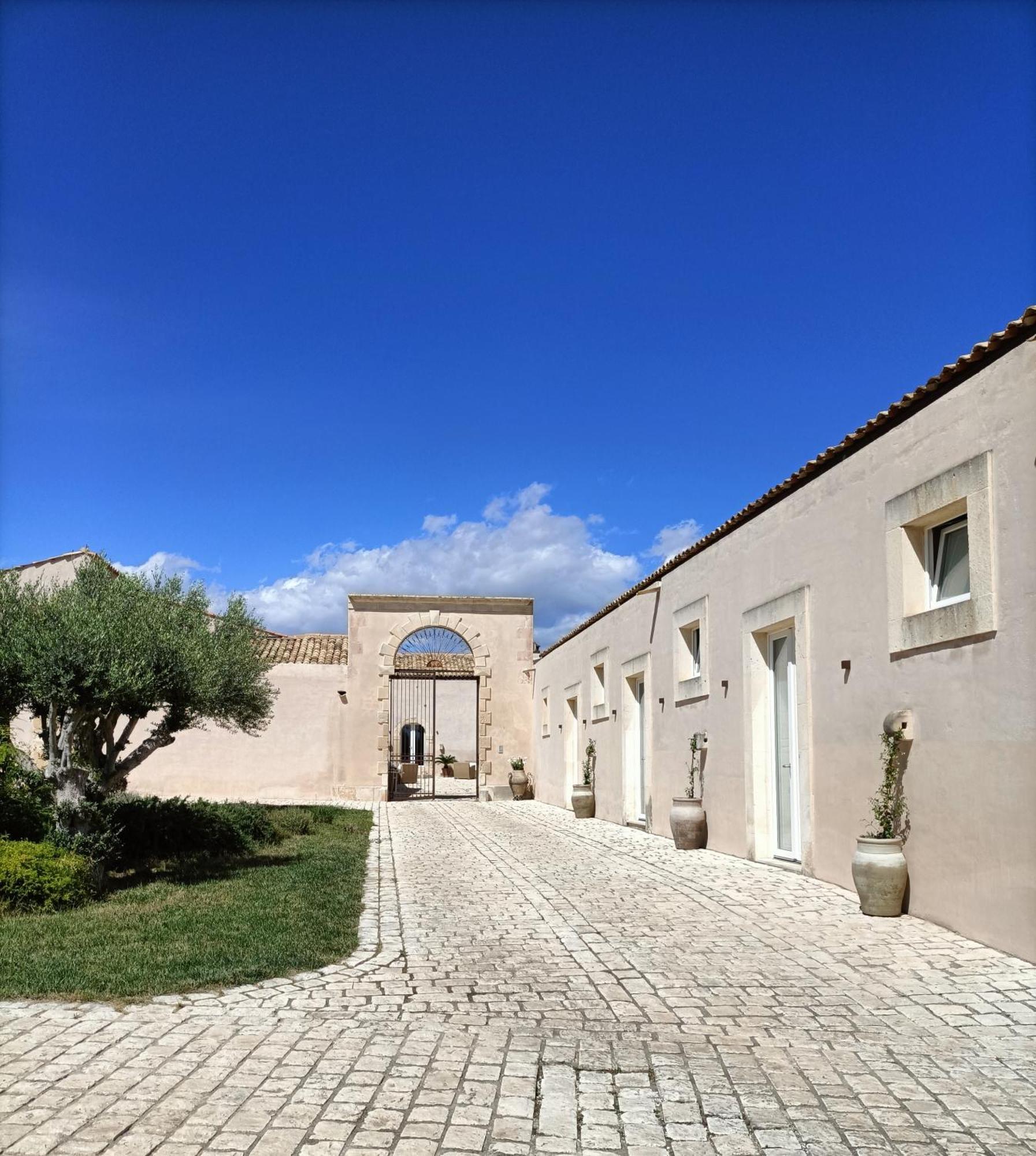 Ballium Luxury Relais Avola Luaran gambar